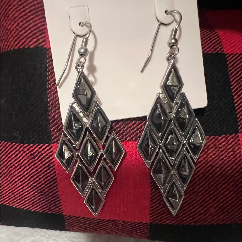 Old Navy NWT Silver plated & dark grayish black pierced earrings